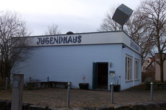 Jugendhaus Wallhausen - Das Foto zeigt das Jugendhaus im Ortsteil Wallhausen von außen, oberer Eingang