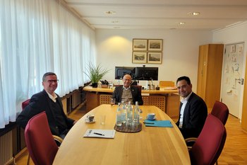 Das Foto zeigt (von links nach rechts): Kommunalamtsleiter Steffen Baumgartner, Landrat Gerhard Bauer und Bürgermeister Andreas Frickinger beim Gespräch im Haller Landratsamt.
