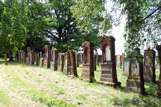 Jüdischer Friedhof im Ortsteil Michelbach an der Lücke - Blick auf einige Grabsteine