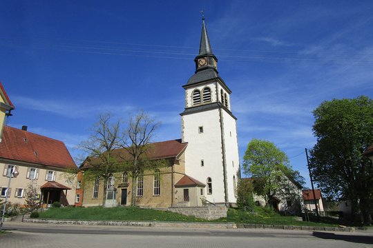 Evangelische St. Lambert Kirche im Ortsteil Hengstfeld - Außenansicht - Die Kirche in ihrer heutigen Form  wurde im Jahre 1867 an den bestehenden alten Kirchturm angebaut. Der Kirchturm wurde im Jahre 1901 erhöht und gerichtet. Er ist somit der höchste Kirchturm in Hohenlohe. 