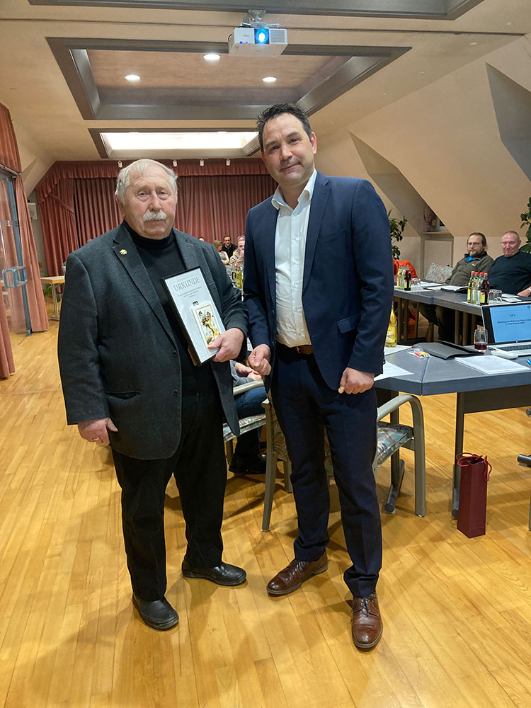 Roland Jakel mit Bürgermeister Andreas Frickinge